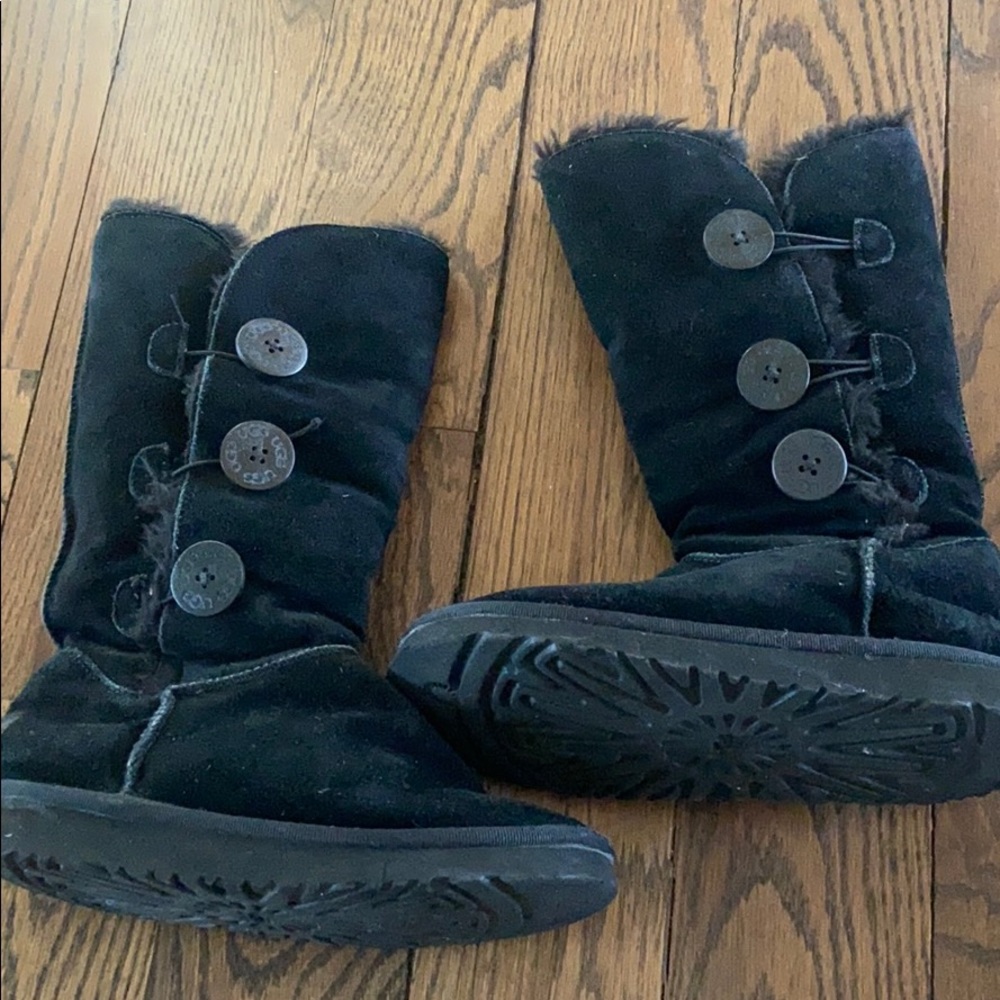 black button UGG